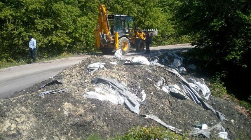 Ormanlık Alana D&ouml;k&uuml;len Kimyasal Atıklar Toplandı