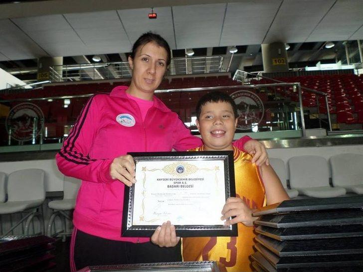 (özel Haber) Hayatını Oğluna Adadı G2