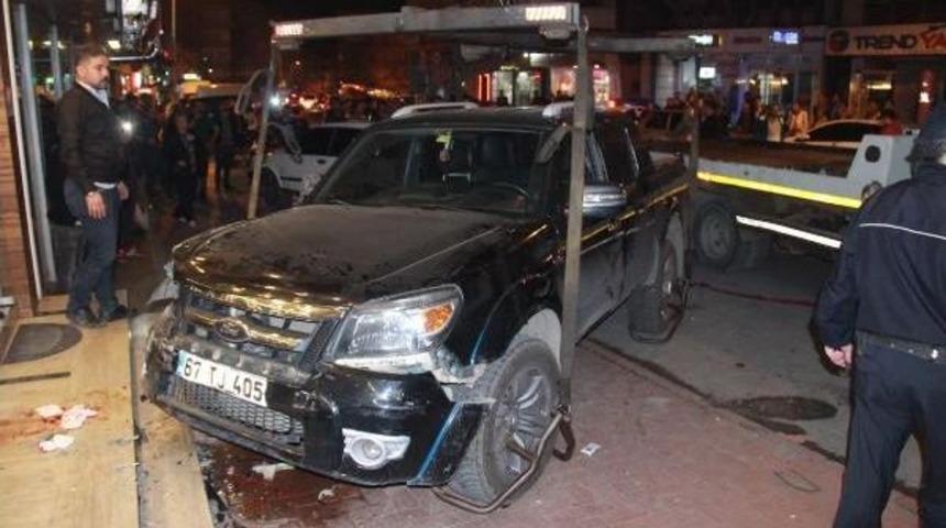 Kamyonet, Park Halindeki 5 Araca &Ccedil;arptı: 3 Yaralı