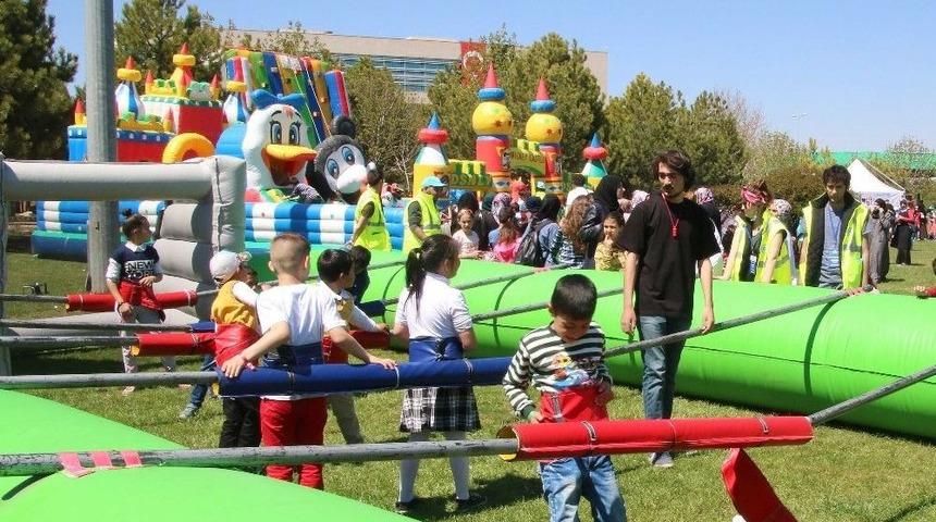 T&uuml;rk Ve Sığınmacı &Ccedil;ocuklar Şenlikte Buluştu