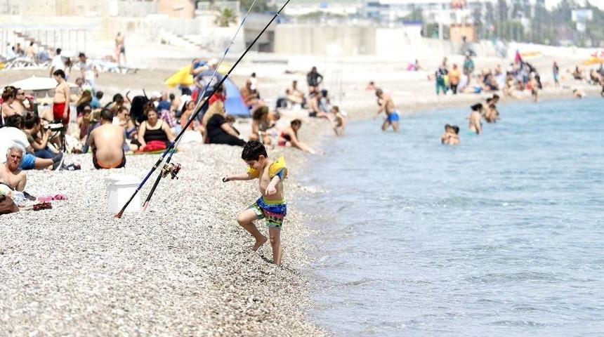 Antalya&rsquo;da Sıcak Hava Bunalttı