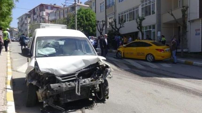 Hafif Ticari Ara&ccedil; Ile Taksi &Ccedil;arpıştı: 3 Yaralı