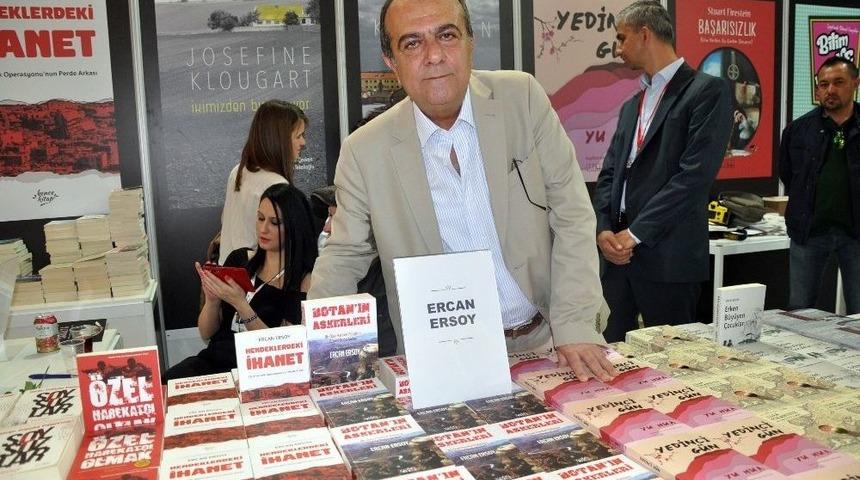 Yazar Ve Emekli Polis Ercan Ersoy Kitap Fuarı&rsquo;nda Kitabını İmzaladı