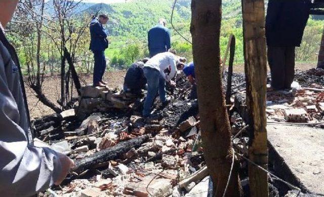Kastamonu'da Ev Yangını: 1 Ölü, 1 Kayıp (2)