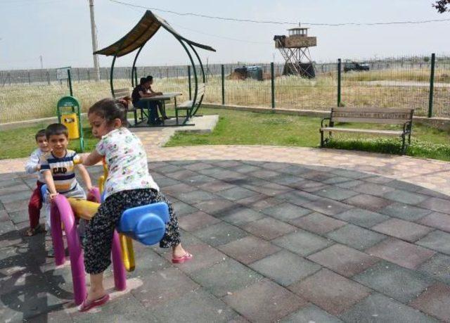 Sınırda Asker Eli Tetikte Görev Yapıyor, Çocuklar Ise Parkta Oynuyor