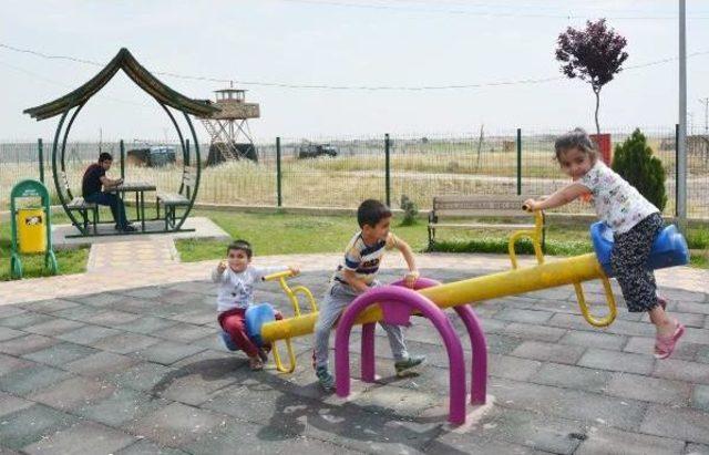 Sınırda Asker Eli Tetikte Görev Yapıyor, Çocuklar Ise Parkta Oynuyor