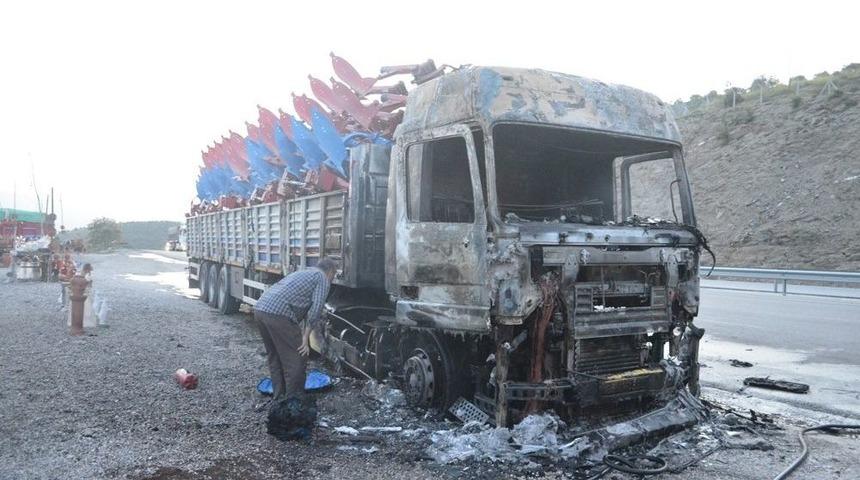 Kula&rsquo;da Seyir Halindeki Tır Alev Aldı