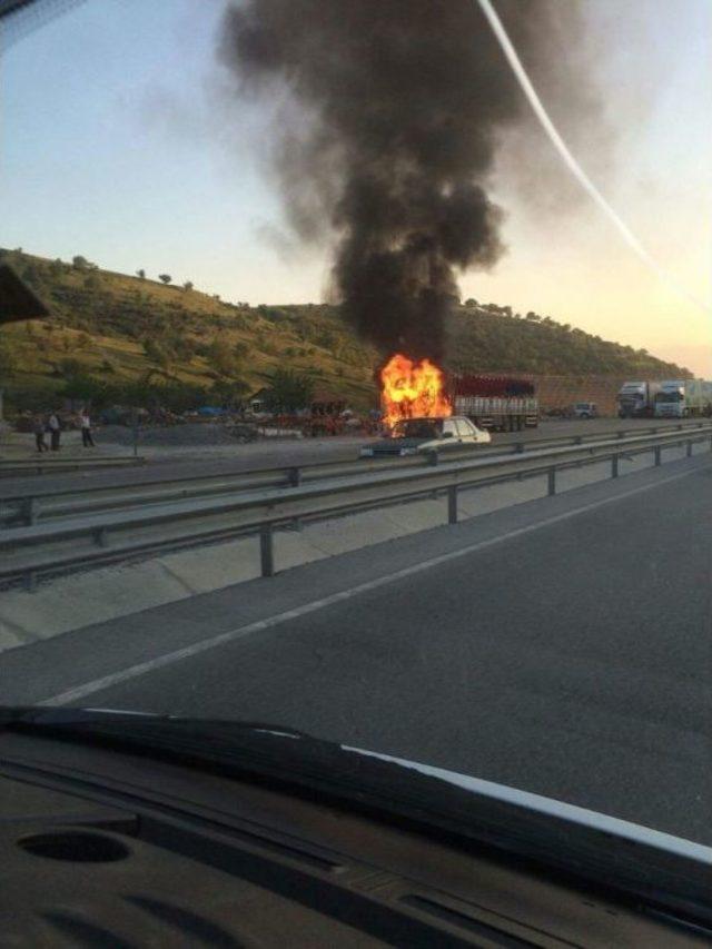 Kula’da Seyir Halindeki Tır Alev Aldı