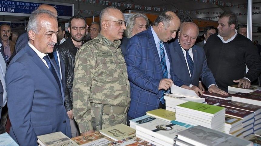 Rekt&ouml;r &Ccedil;omaklı, Erzurum Kitap Fuarı&rsquo;nın A&ccedil;ılışına Katıldı