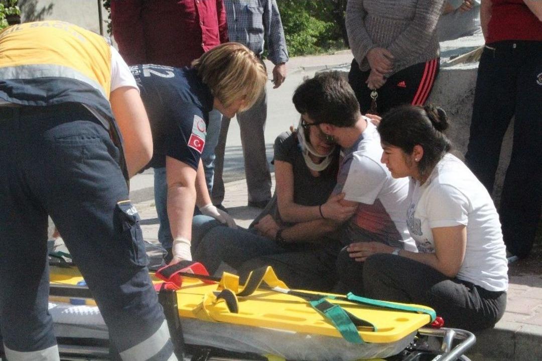 Yaralı Anne Kız Kazanın Şokunu Ağlayarak Atlatmaya &Ccedil;alıştı