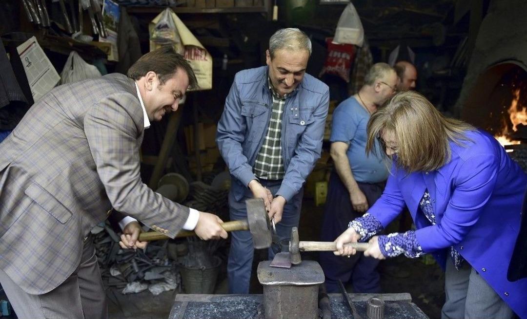 Başkanlar Demir D&ouml;vd&uuml;