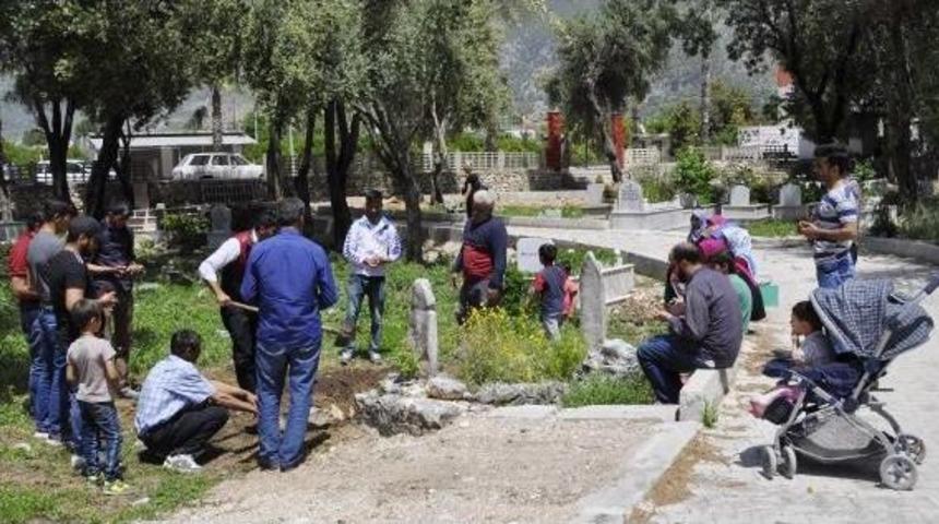 Aşı Sonrası &Ouml;ld&uuml;ğ&uuml; Iddia Edilen Bebek Toprağa Verildi