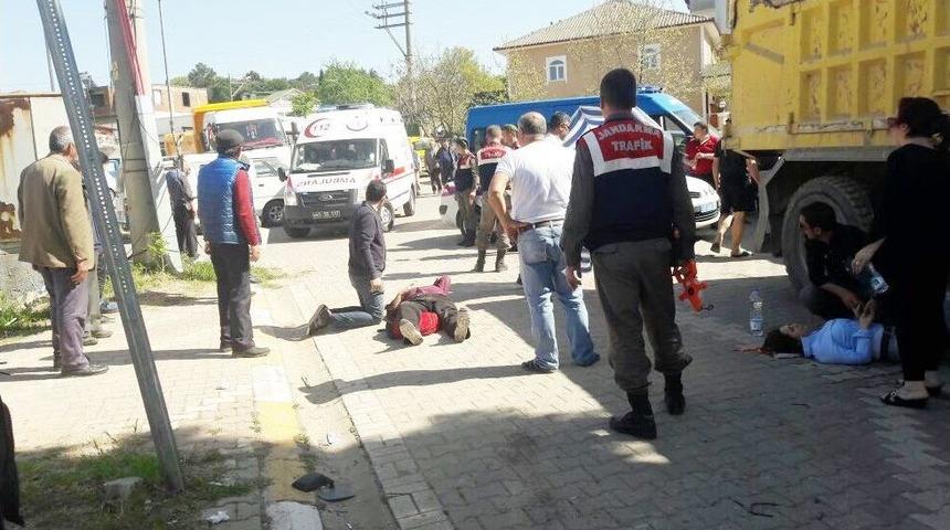 Yol Kenarında Y&uuml;r&uuml;yen Yayalara Otomobil &Ccedil;arptı: 3 Yaralı