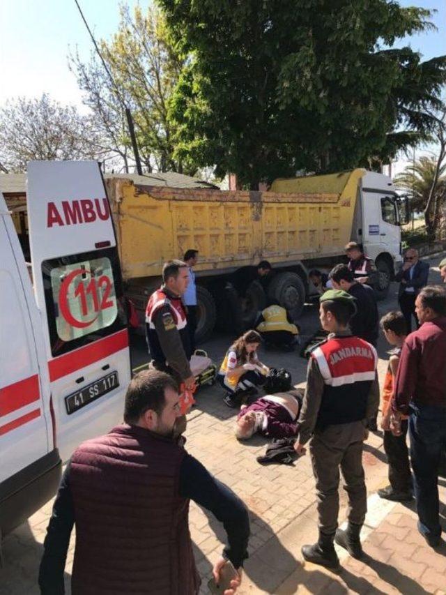 Yol Kenarında Yürüyen Yayalara Otomobil Çarptı: 3 Yaralı