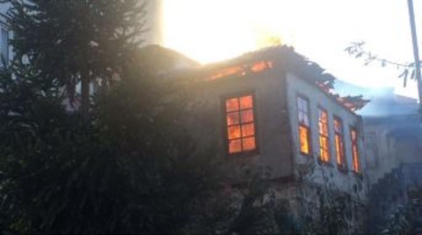 Eski Milletvekilinin Baba Evinde Yangın &Ccedil;ıktı