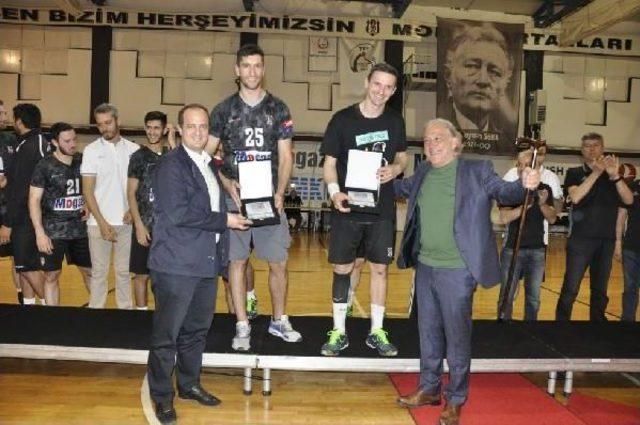 Şampiyon Beşiktaş Mogaz Kupayı Kaldırdı