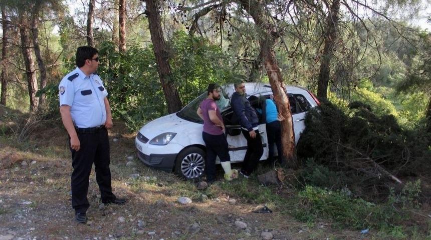 Takla Atan Otomobilde Sıkışan S&uuml;r&uuml;c&uuml;y&uuml; İtfaiye Kurtardı