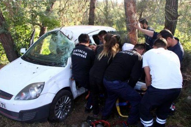 Ağaçlara Çarpan Otomobilin Hamile Sürücüsü Yaralandı