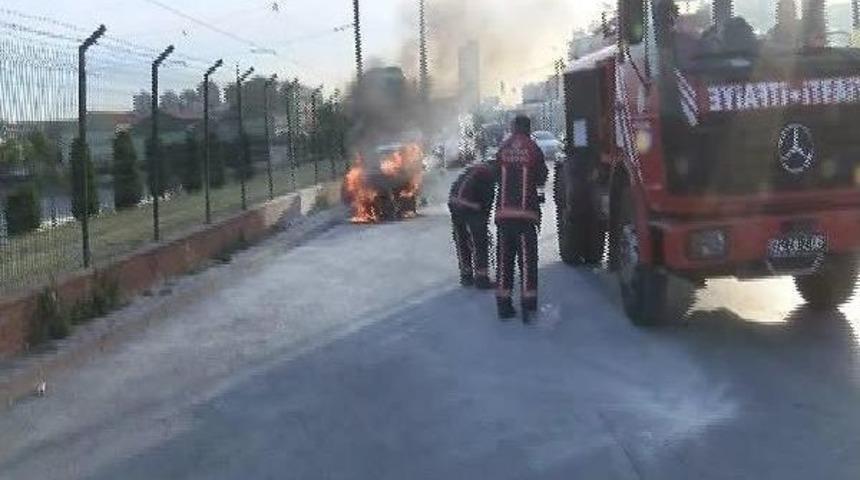 Zeytinburnu'nda Otomobil Alev Alev Yandı