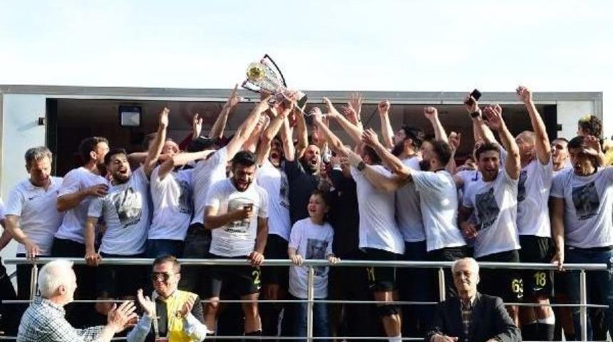 İstanbulspor Şampiyonluk Kupasını Kaldırdı