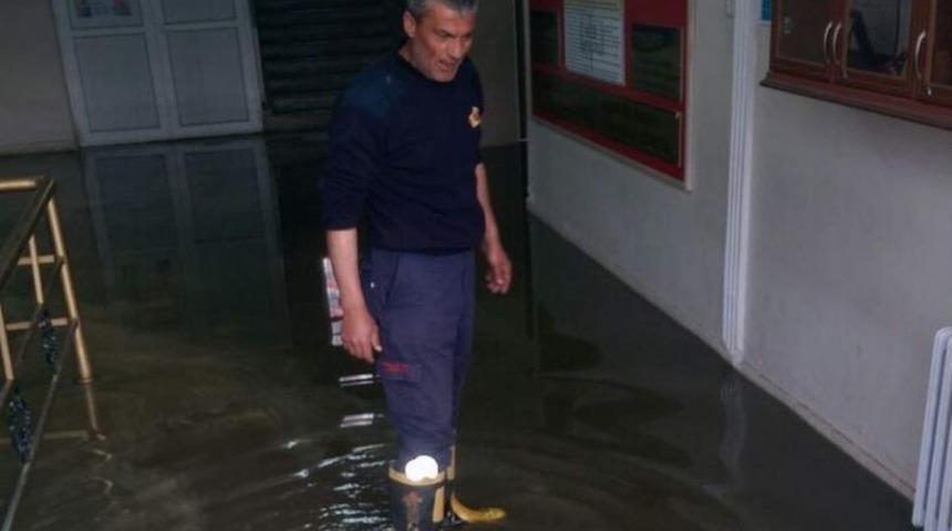 Şiddetli Yağış Nedeniyle Okulu Su Bastı