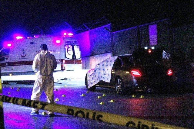 Sarıyer&rsquo;de L&uuml;ks Otomobile Silahlı Saldırı: 2 &Ouml;l&uuml; 2
