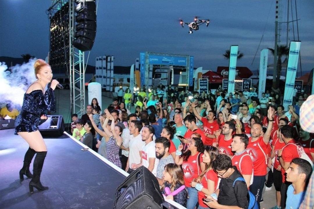 Ece Se&ccedil;kin Boş Meydanda Konser Verdi