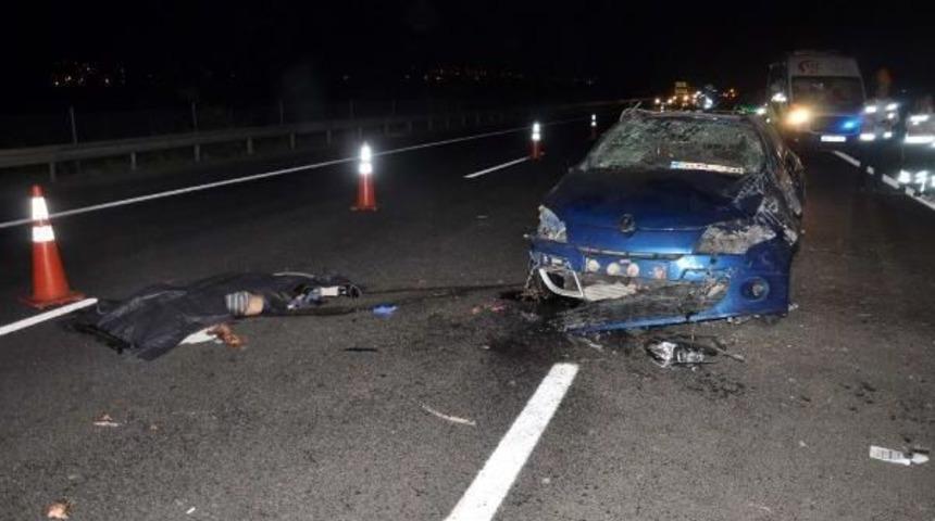 S&uuml;r&uuml;c&uuml;n&uuml;n Kontrol&uuml;nden &Ccedil;ıkan Otomobil Takla Attı: 2 &Ouml;l&uuml;, 1 Yaralı