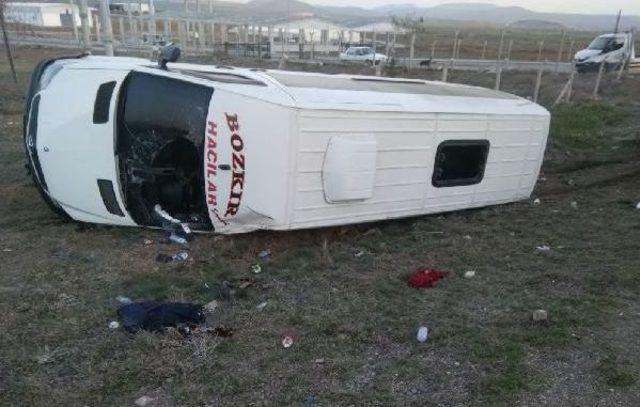 Konya'da Minibüs Şarampole Devrildi: 19 Yaralı