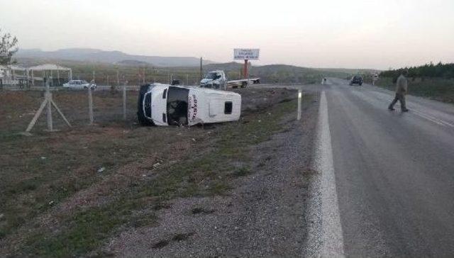 Konya'da Minibüs Şarampole Devrildi: 19 Yaralı