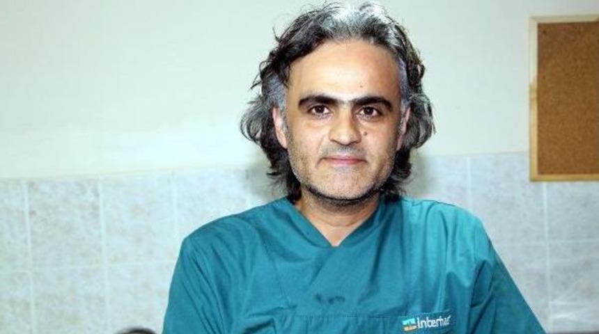 Yavru Kedi, Ezilen Annesinin Karnından Sağ &Ccedil;ıkarıldı