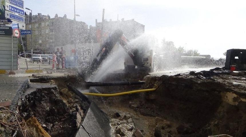 (&ouml;zel Haber) Dikkatsiz Operat&ouml;r Su Borusunu Patlattı