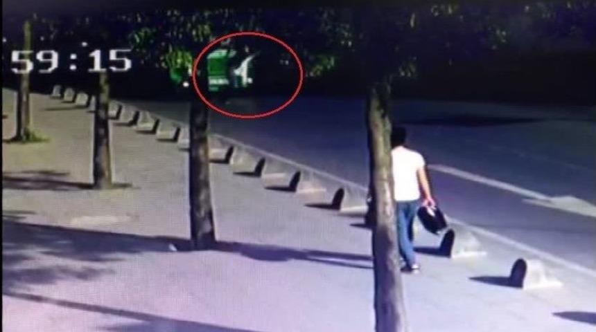 (&ouml;zel Haber) Karşıdan Karşıya Ge&ccedil;meye &Ccedil;alışırken Otomobil &Ccedil;arptı