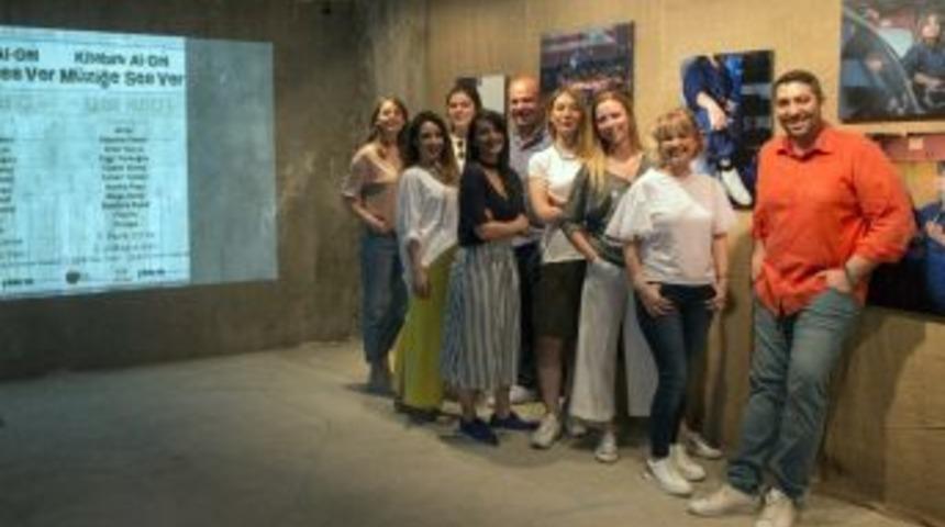 Bu Konsere Kitapsız Girilemeyecek