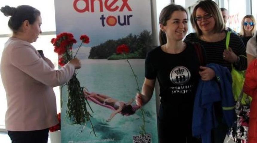 Bodrum'da, Sezonun Ilk Rus Turist Kafilesi &Ccedil;i&ccedil;eklerle Karşılandı