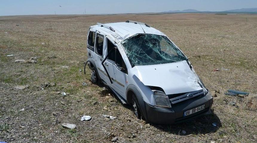 Kulu’da Hafif Ticari Araç Takla Attı: 4 Yaralı