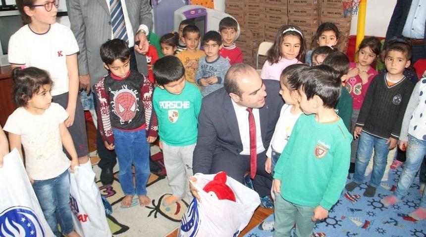 Ted Koleji Anaokulu &Ouml;ğrencilerine Oyuncak Hediye Etti