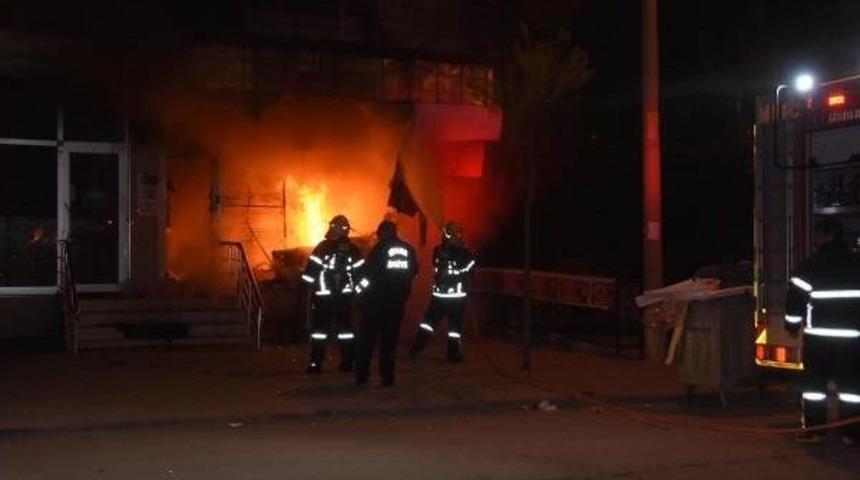 Polislerin G&ouml;rd&uuml;ğ&uuml; Yangını Itfaiye Ekipleri S&ouml;nd&uuml;rd&uuml;