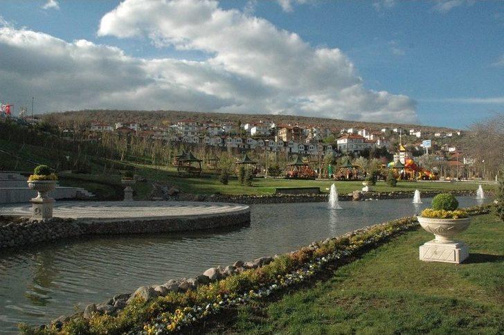 Ankara Büyükşehir’den Çevre İlçe Meydanlarına Da Çiçek Vazoları G1