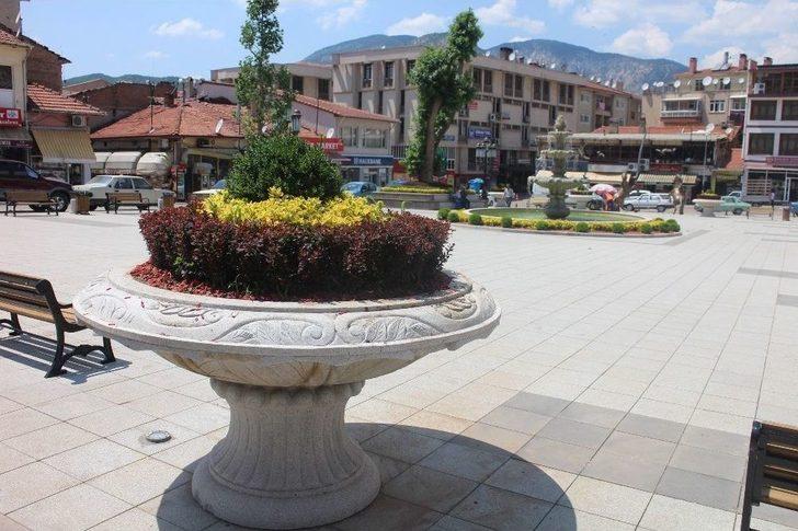 Ankara Büyükşehir’den Çevre İlçe Meydanlarına Da Çiçek Vazoları G3