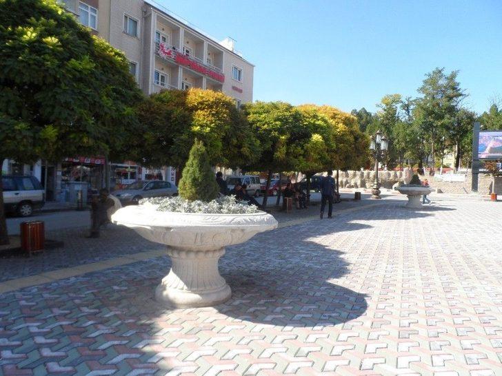 Ankara Büyükşehir’den Çevre İlçe Meydanlarına Da Çiçek Vazoları G4