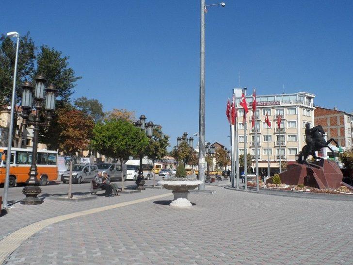 Ankara Büyükşehir’den Çevre İlçe Meydanlarına Da Çiçek Vazoları G5