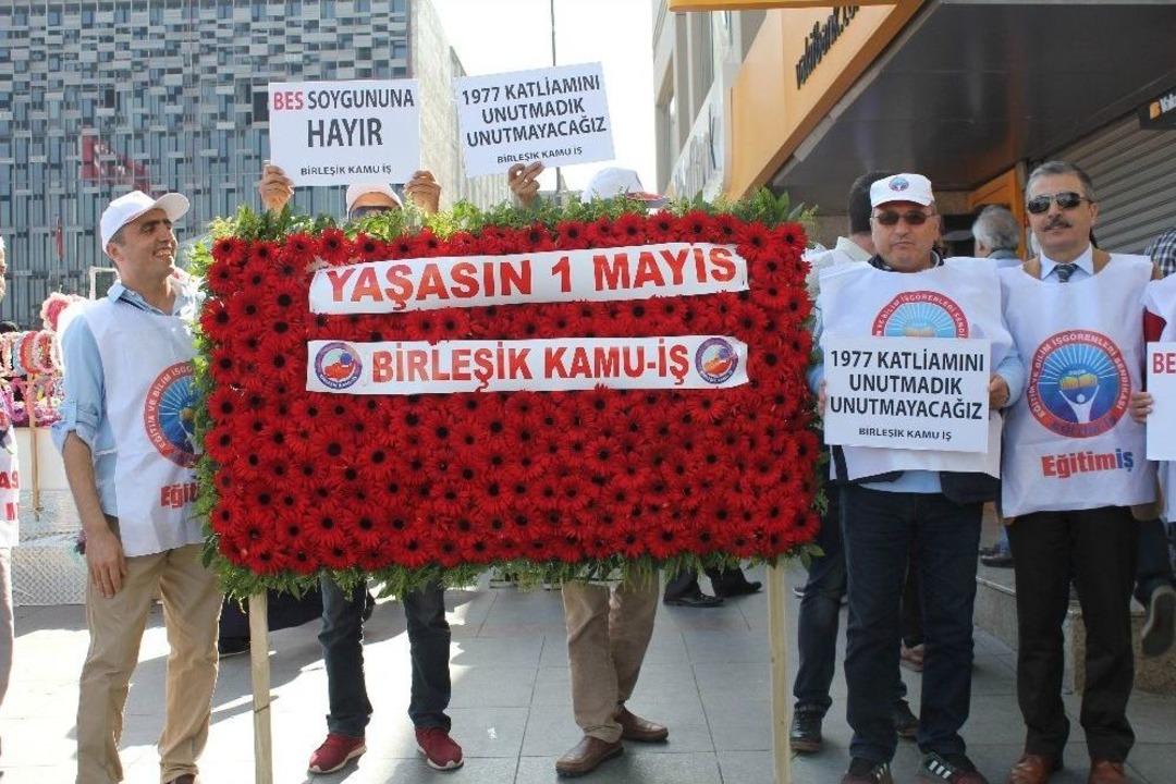 Taksim&rsquo;de Birleşik Kamu-iş &Uuml;yeleri Cumhuriyet Anıtı&rsquo;na &Ccedil;elenk, Kazancı Yokuşu&rsquo;na Karanfil Bıraktı