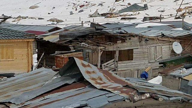 Rize’de Hortum Çatıları Uçurdu