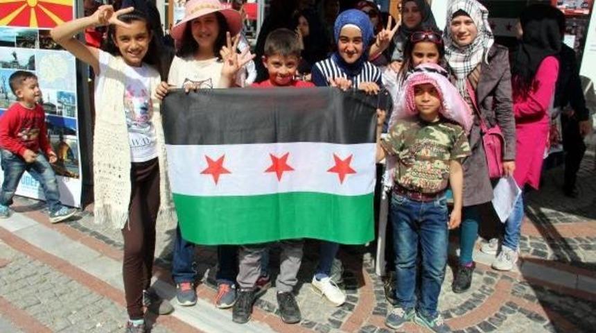 Suriyeli &Ccedil;ocuklar, Şiirle 3 Dilde Barış Istedi