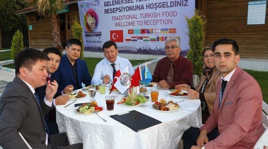 Yabancı Konuklar İ&ccedil;in T&uuml;rk Yemekleri Gecesi D&uuml;zenlendi