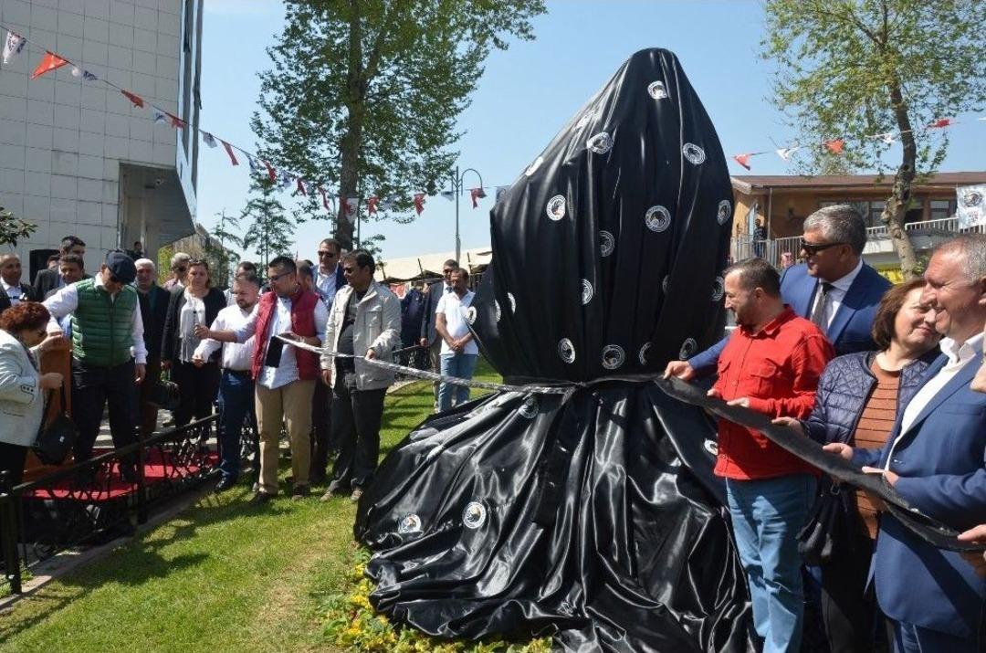 Kartal&rsquo;a Eşekli K&uuml;t&uuml;phaneci Mustafa G&uuml;zelg&ouml;z&rsquo;&uuml;n Heykeli Dikildi