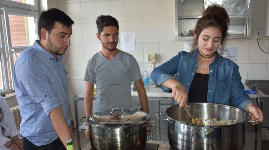 Kahta Myo &Ouml;ğrencilerine Ziyafet Eğimi