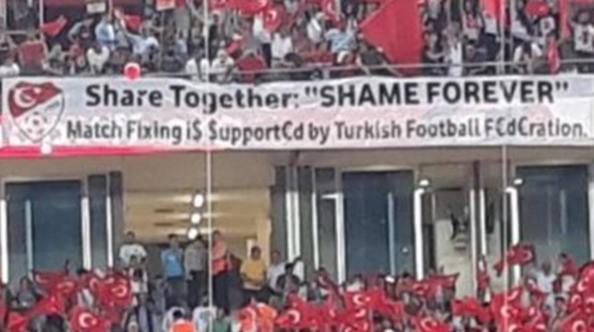 Türkiye - Rusya maçında açılan pankart tepki çekti