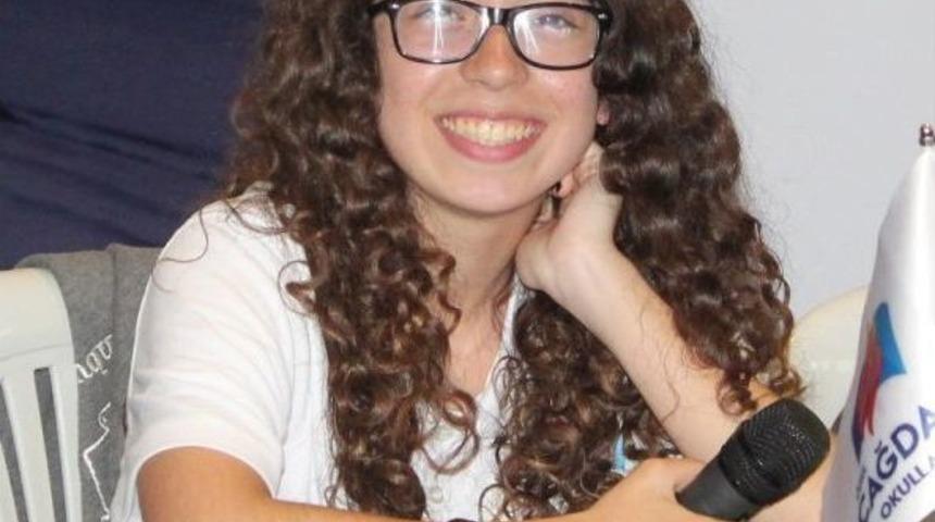 Eskişehirli Gen&ccedil; Yazar İstanbul&rsquo;da Kitaplarını İmzaladı